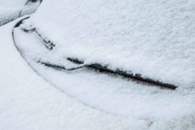 雪国ではワイパーフレームがゴムに覆われているスノーワイパーが必須となる