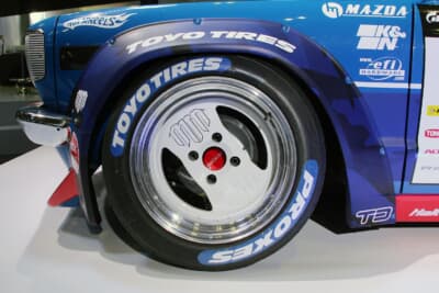 タイヤはモータースポーツ用のTOYO TIRES PROXES R888Rで、フロントのサイズは205/50R15