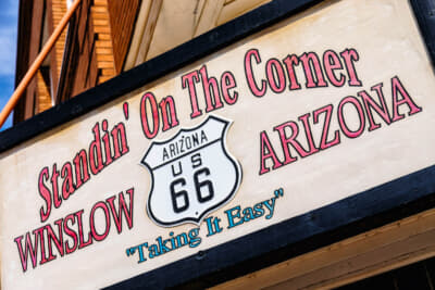 テイク・イット・イージーで「I'm a standing on a corner in Winslow, Arizona」と歌われた街角。今も世界中から多くのファンが訪れる