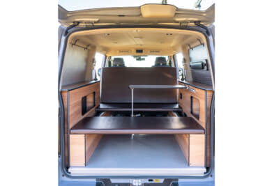 車内には家具調で対座対面等様々にアレンジできるベッドキットを備え、車中泊ならではの寛ぎ空間を演出