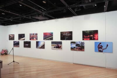 東京会場となった港区六本木のAXISギャラリーでの開催された日本レース写真家協会報道写真展「COMPETITION」