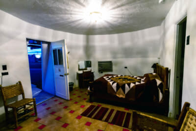 ウィグワムの内部は広さも設備も普通のモーテルと変わらない。初めて泊まったときはWi-Fiがなかったものの数年後には完備されていた