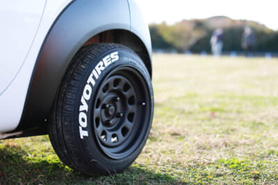 タイヤはTOYO TIRESから発売されている軽自動車用、TRANPATH LuK （トランパス エルユーケー）を選択。サイズは155/65-13インチ。ホイールは商用車用として人気のデイトナだ