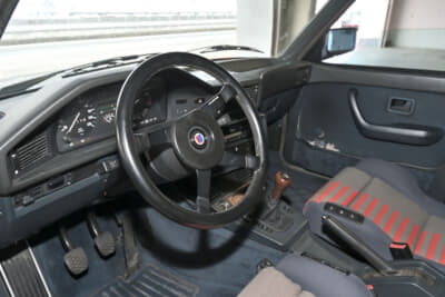 BMW E28 528eのコクピット。コンディション良く保たれている