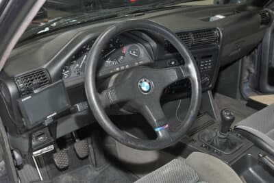 BMW E30 325iツーリングのコクピット。25年前に購入したという年月は感じるが、とても綺麗に保たれている