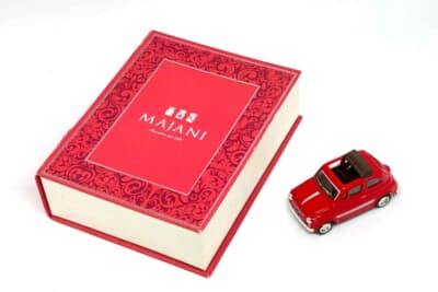 写真の赤い箱と赤いチンクエチェントのヤツは著者がとある美女からバレンタインデーに頂戴したモノ