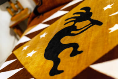 毛布に描かれているのはホピ族の精霊であるココペリ。笛を吹くことで豊作や幸運をもたらす存在として古くからから信仰されてきた