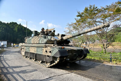 玖珠では自衛隊の戦車が一般道を走り抜けていく光景を取材