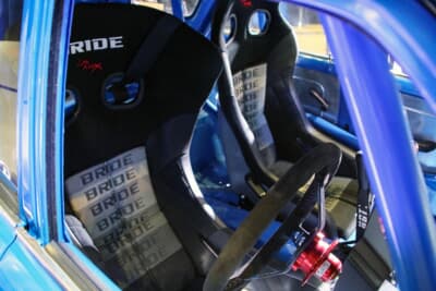 BRIDEのバケットシートがハイグリップレースコンパウンドタイヤが生み出す強烈な加速Gの中でドライバーをしっかりホールド