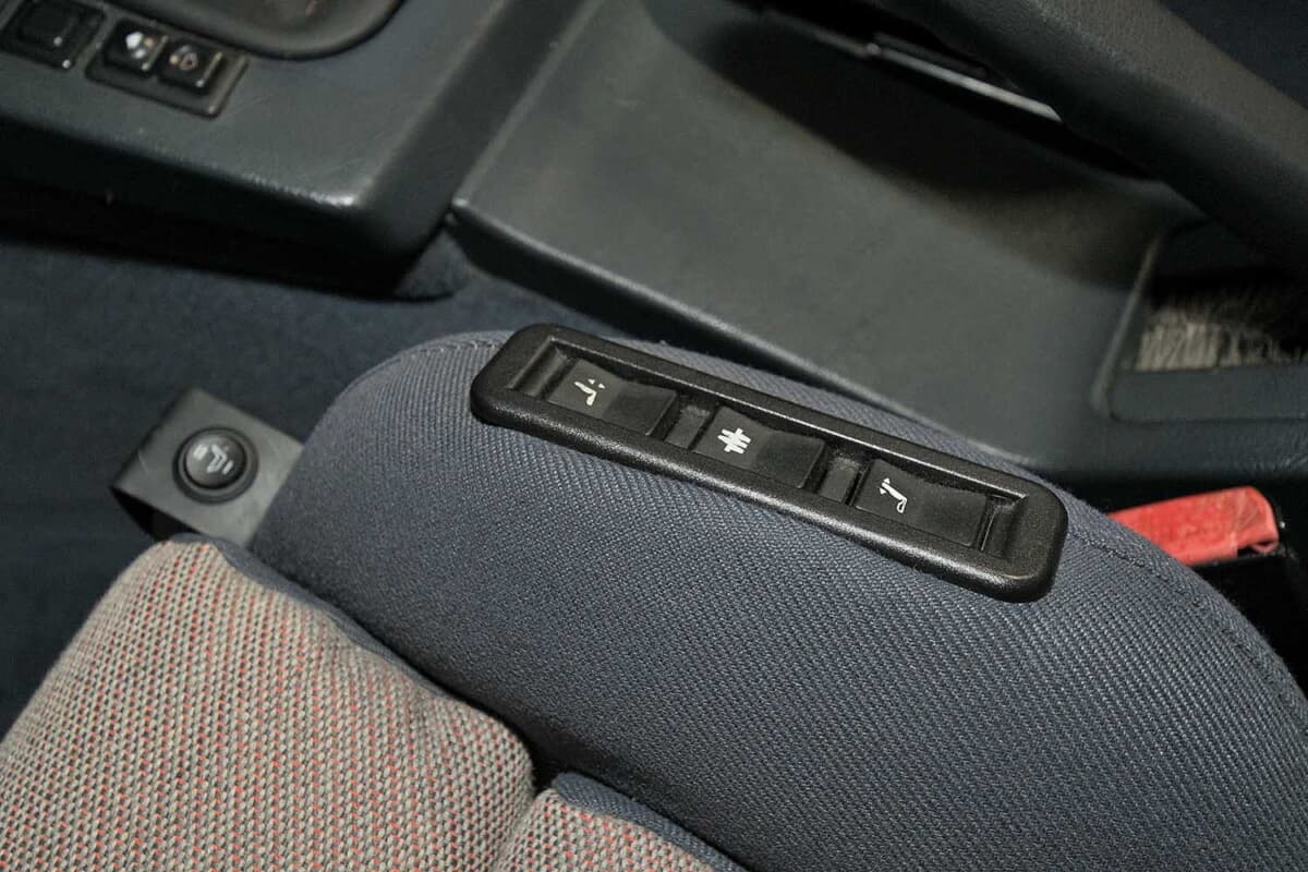シート横に配置されたシート位置の調整スイッチ類