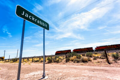 ジョセフシティのルート66と交差する道の名はジャックラビット・ロード。並行している線路を大編成の貨物列車が頻繁に行き交う