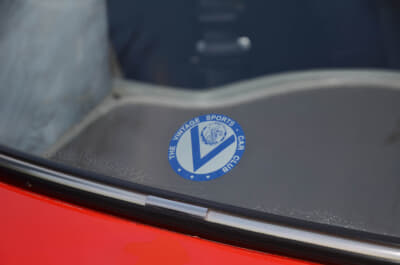 イギリスのヴィンテージスポーツカークラブのステッカーが貼られていた