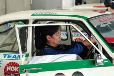 33号車のドライバーを務めた土井総介さんの父親である清壮さんが走行をサポート
