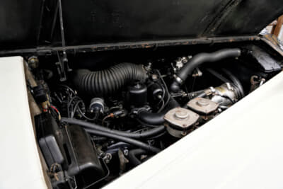 V8エンジンはアルミ軽合金製