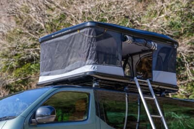 ベッドキットに加えルーフトップテントを備えており、アウトドア泊を車内でも車上でも楽しむことができる仕立て