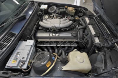 BMW E30 325iツーリングのエンジンルーム