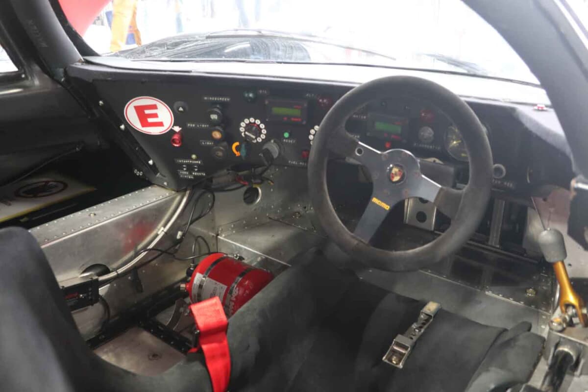 コクピット、ハンドルの左手方向には各種のスイッチと調整ノブが備わっている。耐久レースではドライバーの仕事が「多岐」に渡ることが容易に想像できる