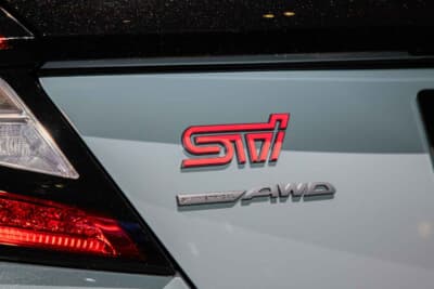 STIエンブレムのエッジと「SYMMETRICAL AWD」は艶消しブラックのラスター塗装