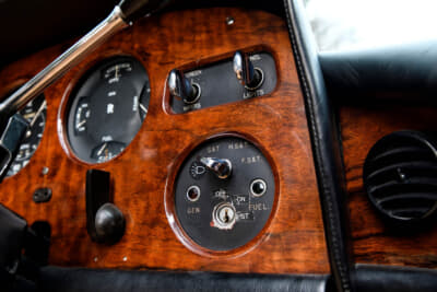 20世紀初頭「シルヴァーゴースト」の時代からR-Rの伝統とされてきた黒いスイッチ盤