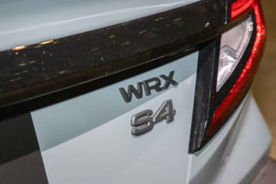 「WRX S4」エンブレムもラスター塗装タイプ。大人の雰囲気が漂う