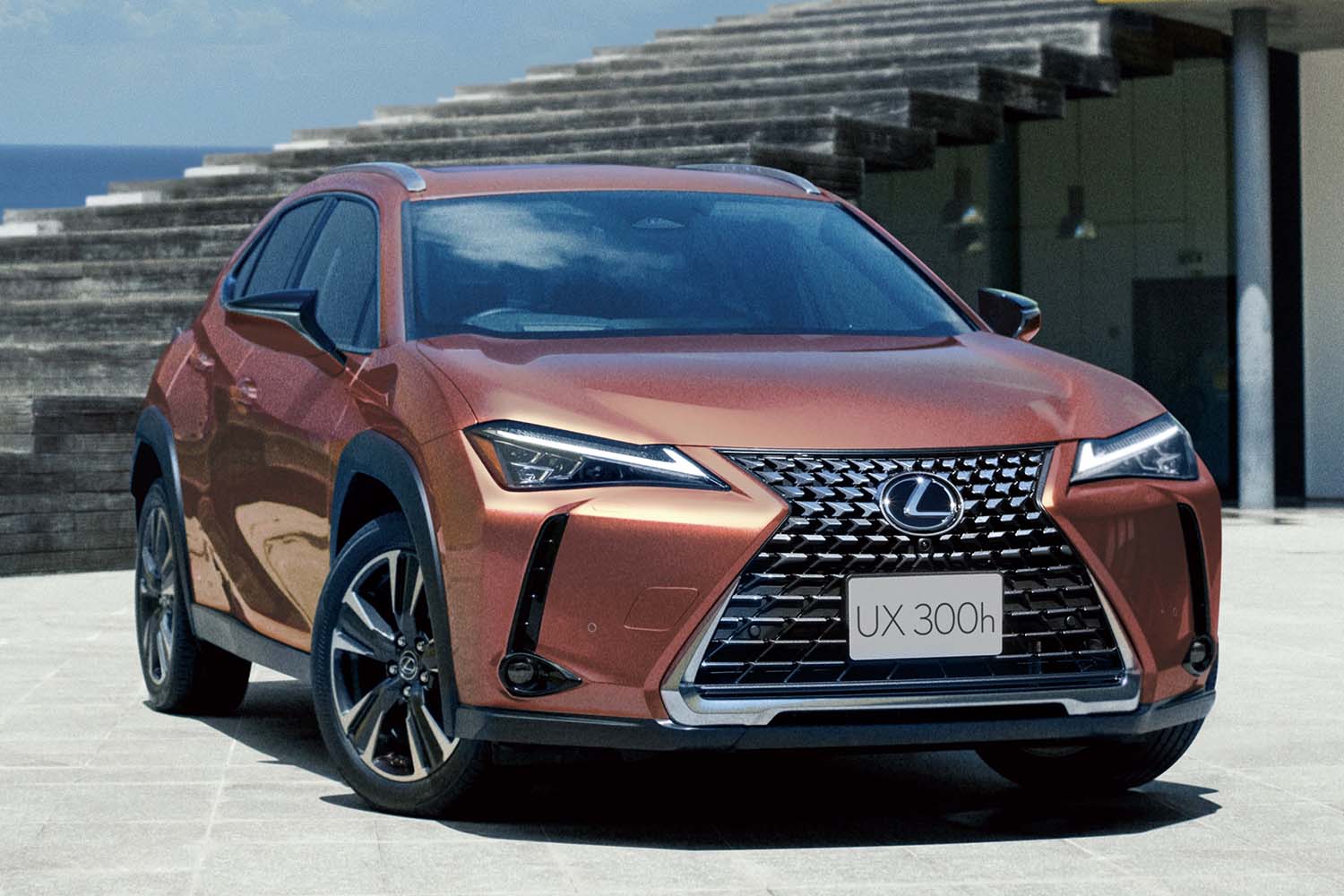 レクサス「UX」が改良で全モデル電動になった！ 456万円から「安心と 