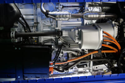 既存のエンジンを独立した発電システムに変更し、完全なモーター駆動とするシリーズハイブリッド