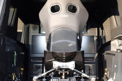 車内には本格ドライビングシミュレーター「DRiVe-X」を設置
