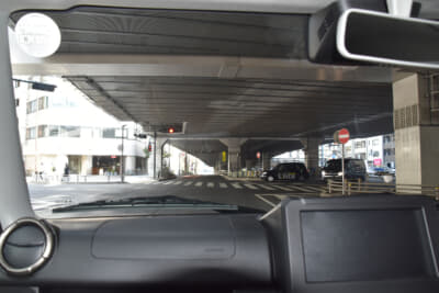 国道246号線を走るジムニー。こちらは渋谷方面ののぼり。横浜方面のくだりは、このあたりまで数珠繋ぎ