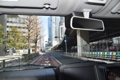 首都高速3号渋谷線の下を走る246号線渋谷方面。前方に見覚えのあるセルリアンタワーの歩道橋が見えてくる