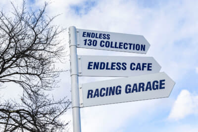 カフェと展示車両が集められたミュージアム、そしてレース車両のメンテナンスなどを行っているレーシングガレージが併設されている