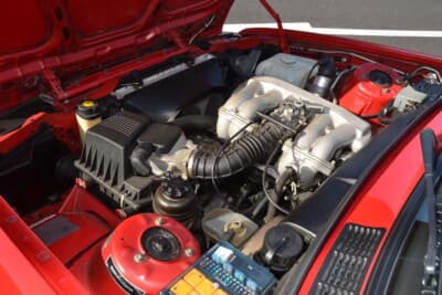 BMW 318iのエンジンルーム。直列4気筒SOHCエンジンを搭載する
