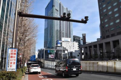 首都高速3号渋谷線と並んで走る246号線からは、渋谷出口の案内板が見える。渋谷料金所はこの先だ