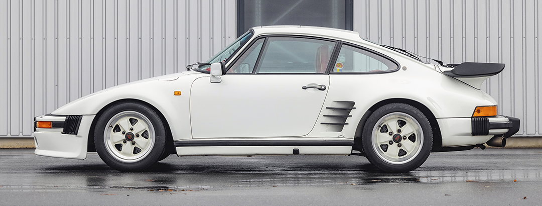 2700万円！ スーパーカーライトのポルシェ「911ターボ フラッハバウ」がただいま売出中。内外装は工場出荷当時のままの希少車です