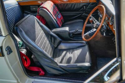 ドライバーズシートのみロータス エラン S3用の純正シートを加工して装着。センターコンソールはワンオフだ。カーペットや運転席以外のシートはフルオリジナル状態。リアウィンドウに熱線を取り付けている