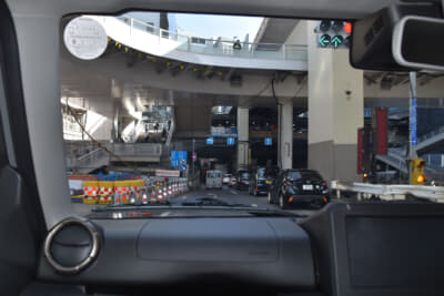 渋谷駅の下をくぐるアンダーパスへと続く。明治通りに入るため左折レーンへ