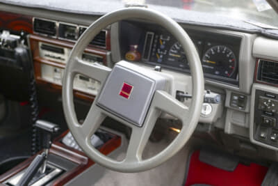 ターボブロアムのハンドルはラジオなどのスイッチ類が搭載され、独特のポストデザインが特徴だった