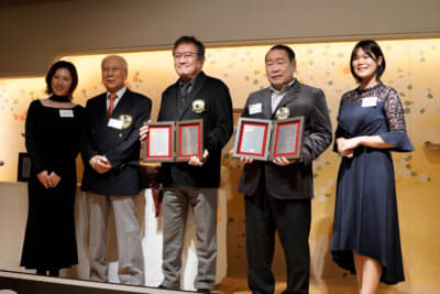 スポーツ功労者として顕彰された長谷見昌弘さん、舘信秀さん、星野一義さん（欠席）の3人の功績をLRDCからも称え表彰式が行われた