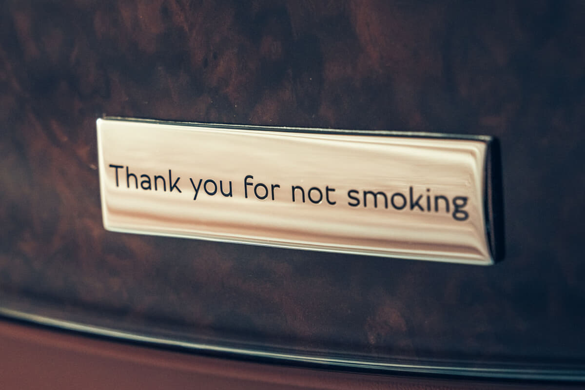 禁煙を呼びかける表示をインテリアに施した