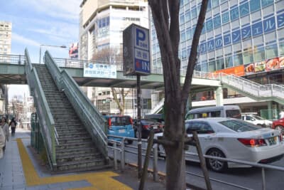 ここがまさしく、東京メトロ渋谷駅13番出口側の歩道橋