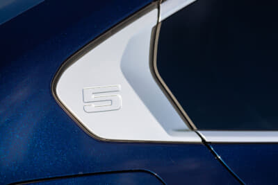 BMWのデザインポイントでもあるホフマイスター・キンクには“5”がエンボス加工されている
