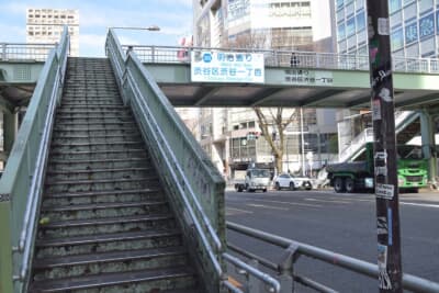 聖地巡礼するなら、おさえておきたいスポット。パーキングに駐車できたら東京メトロ駅構内なども巡っておきたいところだ