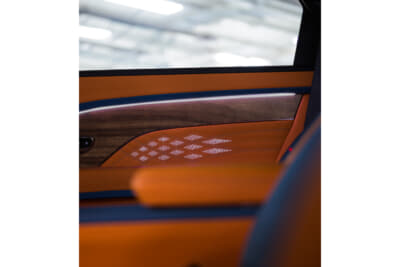 ドアトリムにあしらわれたアクセントカラーのキングフィッシャーはラグジュアリー感をより鮮やかに表現している