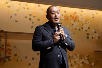 「AIMレジェンズ・クラブ・カップ」をサポートするAIM代表鈴木幸典氏がスピーチ。自身も所有するポルシェ906でグッドウッドを走るほどのエンスージアストだ