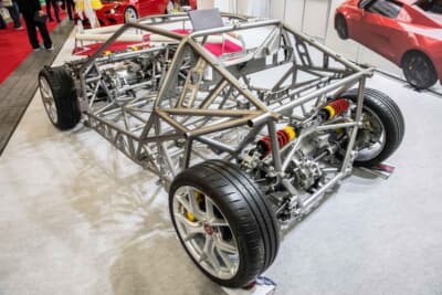 鋼管スペースフレームの本格的なレーシングカーのような構造を持ち合わせる