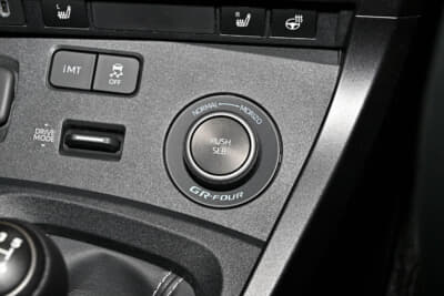 オジエ エディションの4WDモードセレクトスイッチにはMORIZOモードとSEB.モードが備わる