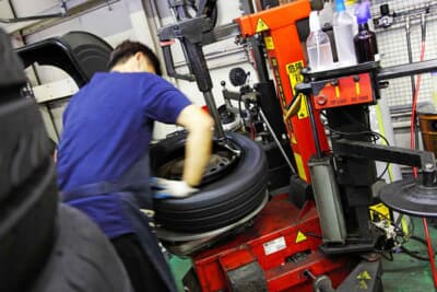 タイヤとホイールを組む際は、ビート部などにビートクリームを塗って組みやすくする。その反面、交換した直後は、タイヤとホイールの位置がずれやすくなるので注意が必要だ