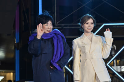 イベントの応援に駆けつけた小池百合子東京都知事(左)と、女優の白石麻衣さん(右)