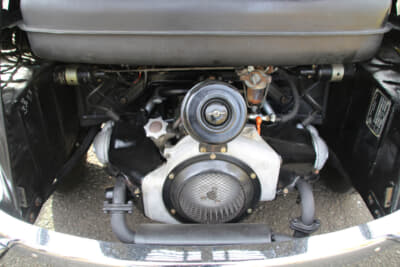 エンジンは、BMWの2輪車に積まれていた空冷水平対向2気筒で、排気量は582cc。ブローしたので本国から部品を調達し、リビルトしたそうだ