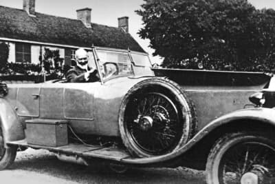 1923年にファントムのプロトタイプに乗るヘンリー・ロイス