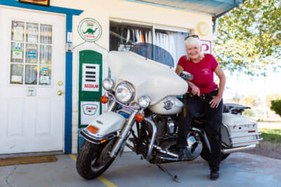 ノルウェー出身でアメリカに移住して50年というリサ。バイクの免許を取ったのは50歳を過ぎてからとのことだが、80歳を目前にした現在も毎日のように乗りまわしている